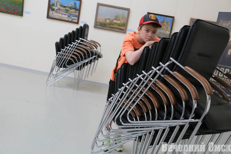 Живопись с искрой любви и правды: в Омске открылась выставка Ростислава Черепанова