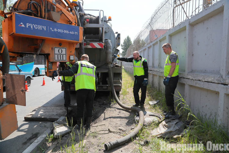 Сторонние подрядчики помогают омским дорожникам в ежедневной работе
