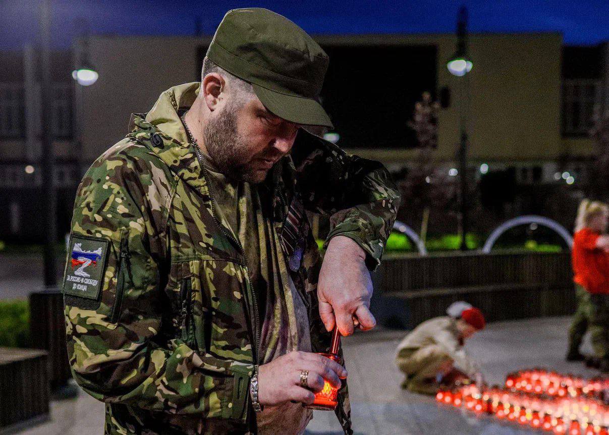 В городском саду Омска в 4 утра зажгли Свечи памяти