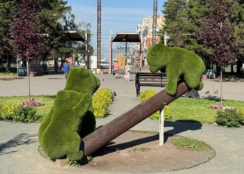 В Омске появилась скульптура - зеленые мишки Фото: тг-канал "Омск_путеводитель"