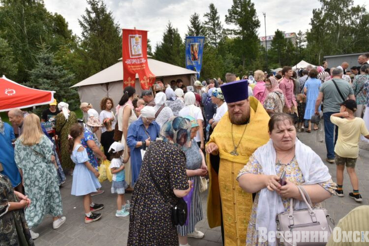 От собора до собора: омичи прошли Крестный ход со святыней из Тобольска