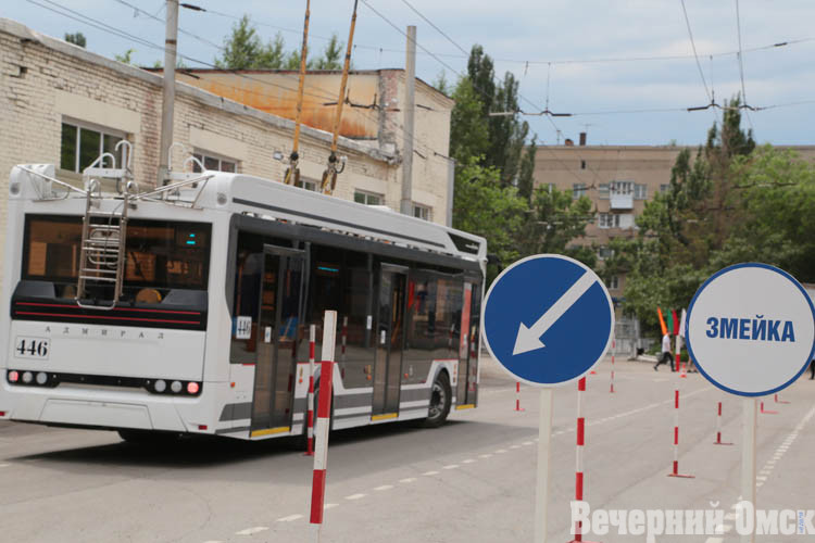 Зрители, судьи, азарт: в Омске прошёл конкурс профессионального мастерства «Лучший водитель троллейбуса»