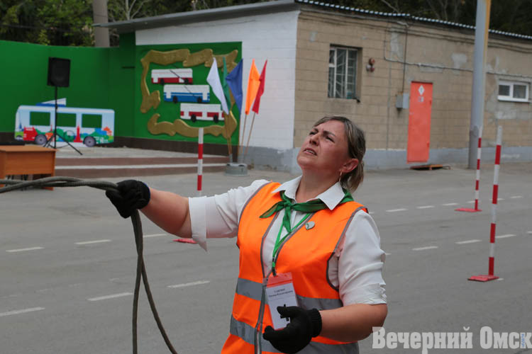 Зрители, судьи, азарт: в Омске прошёл конкурс профессионального мастерства «Лучший водитель троллейбуса»