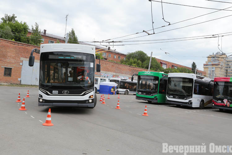 Зрители, судьи, азарт: в Омске прошёл конкурс профессионального мастерства «Лучший водитель троллейбуса»