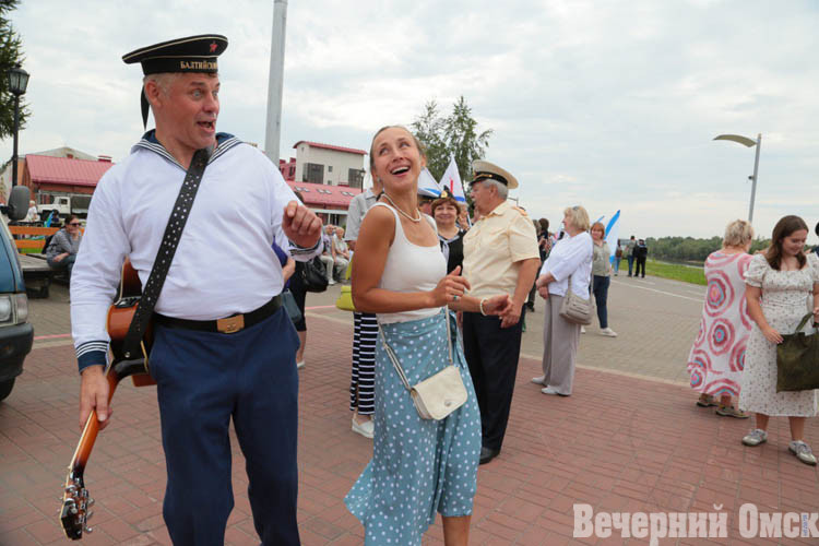 «Мы - в тельняшках!»: в Омске отпраздновали День Военно-морского флота