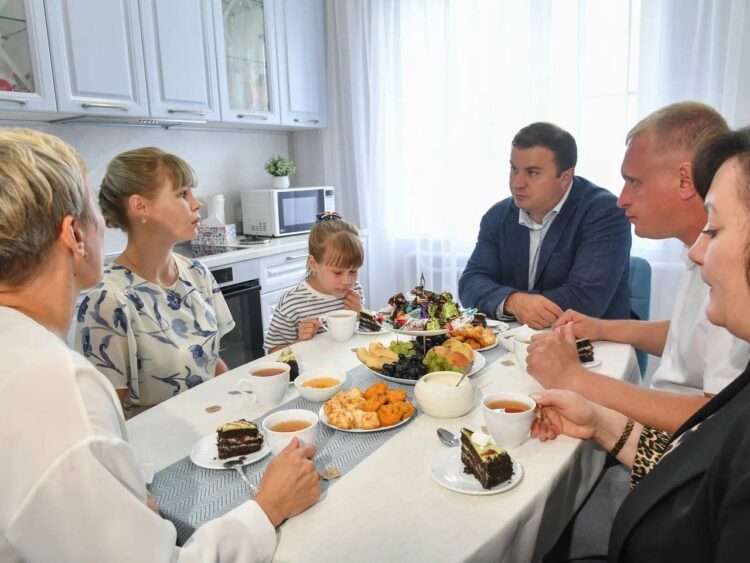 Губернатор навестил семью участника СВО в Муромцевском районе Фото: Пресс-служба губернатора и Правительства Омской области