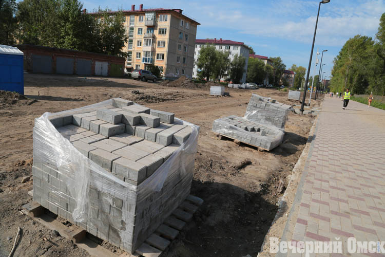 На радость людям: в Советском округе Омска заканчивается благоустройство аллеи в границах улиц Химиков – Энергетиков