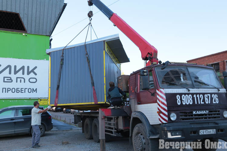 В Омске продолжается вынос самовольно установленных торговых объектов