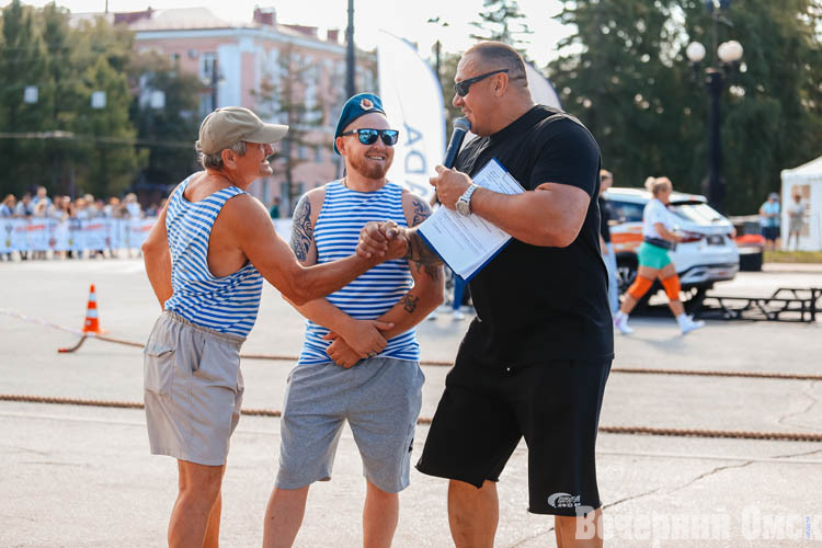 Омские богатыри участвуют в фестивале силового экстрима
