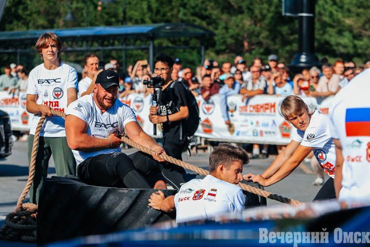 Омские богатыри участвуют в фестивале силового экстрима