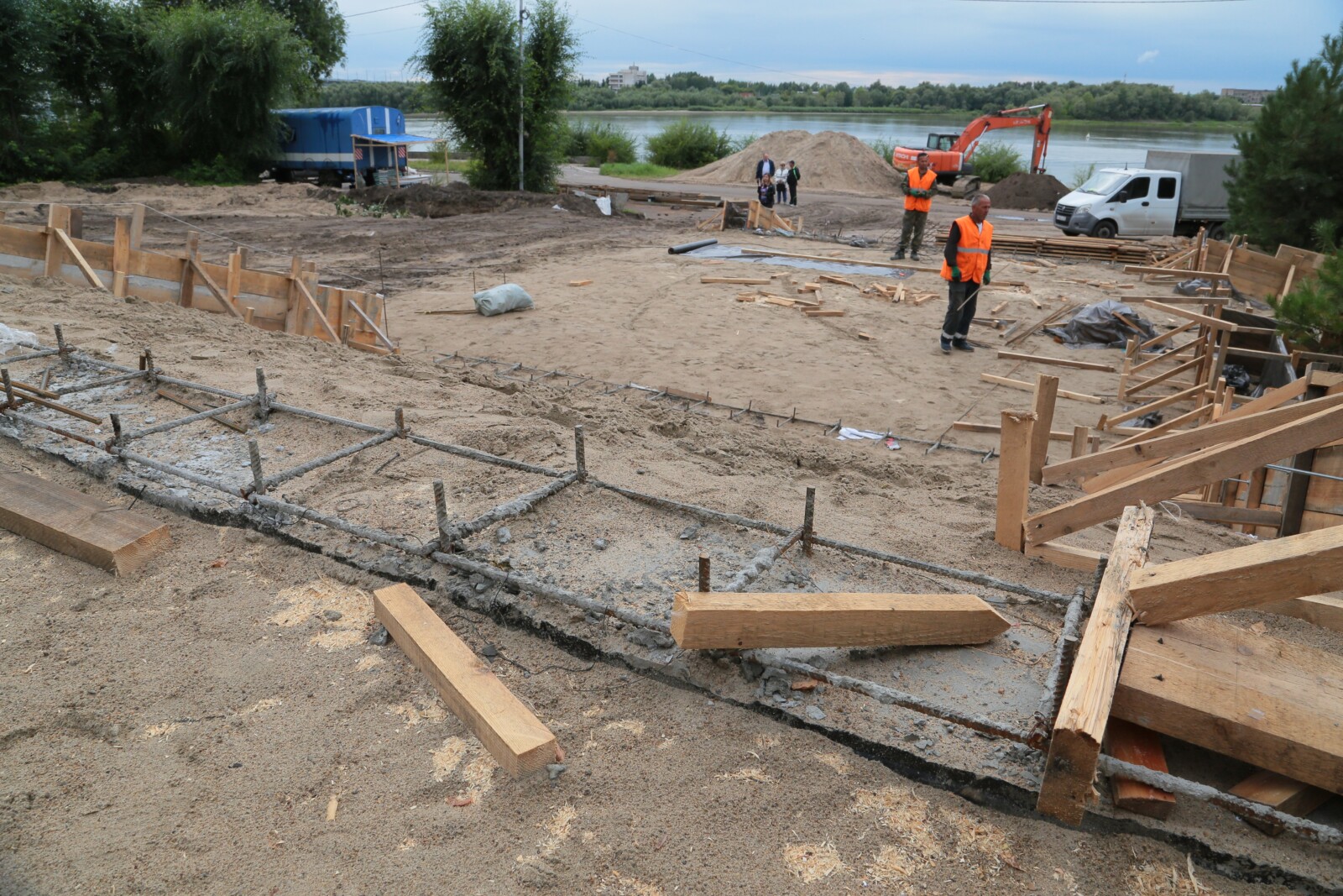 В Омске вовсю идет благоустройство пляжа «Центральный-2» и улицы Короленко