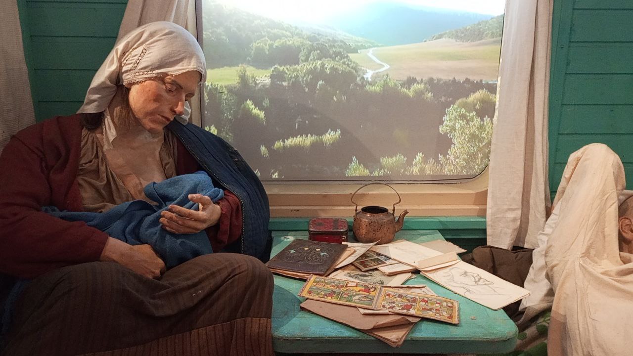 История в наушниках и оживших фотографиях: «Поезд Победы» прибыл в Омск