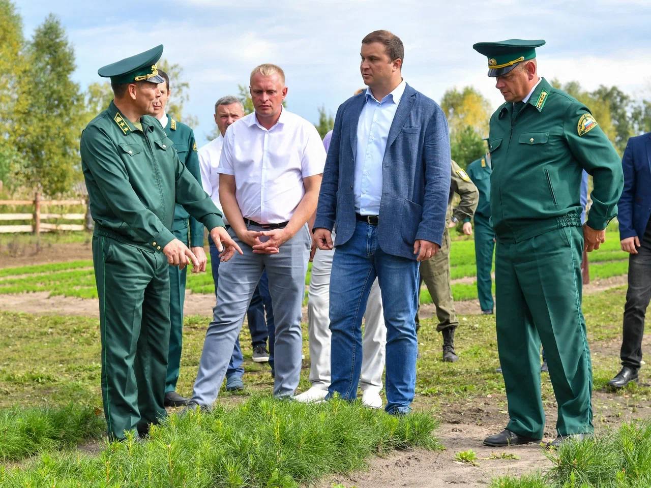 Губернатор Виталий Хоценко ознакомился с работой Муромцевского лесхоза Фото: Сергей Мельников