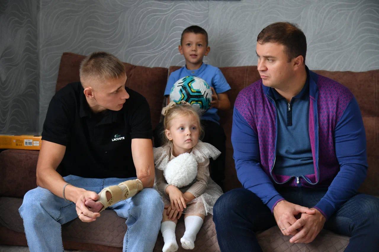 Виталий Хоценко навестил в Седельниково семью участника специальной военной операции Фото Вячеслава Крузмана предоставлено правительством Омской области