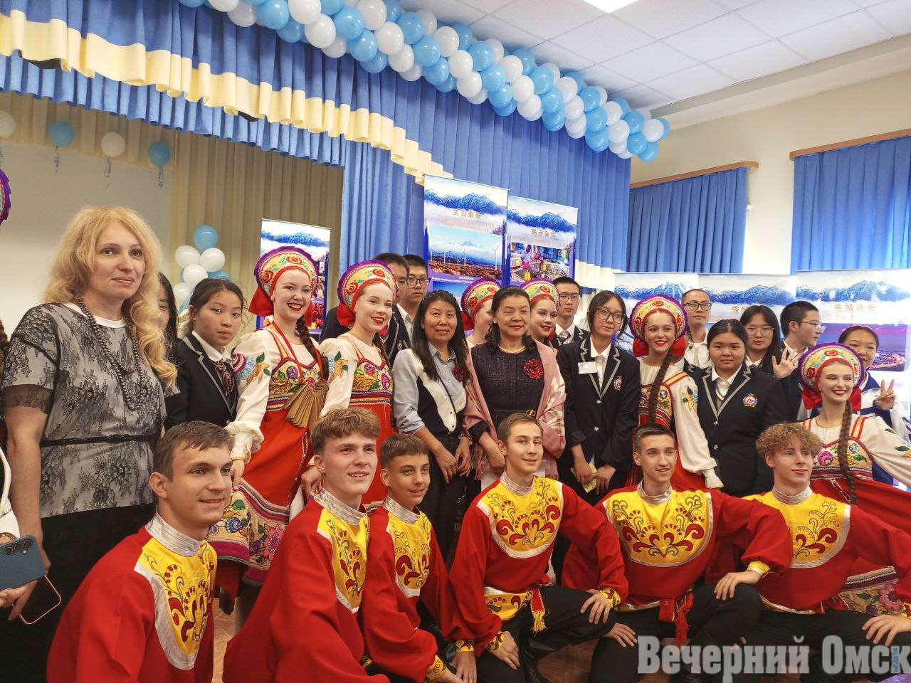 Дружба без границ: в омской гимназии китайские школьники учат Пушкина и едят блины