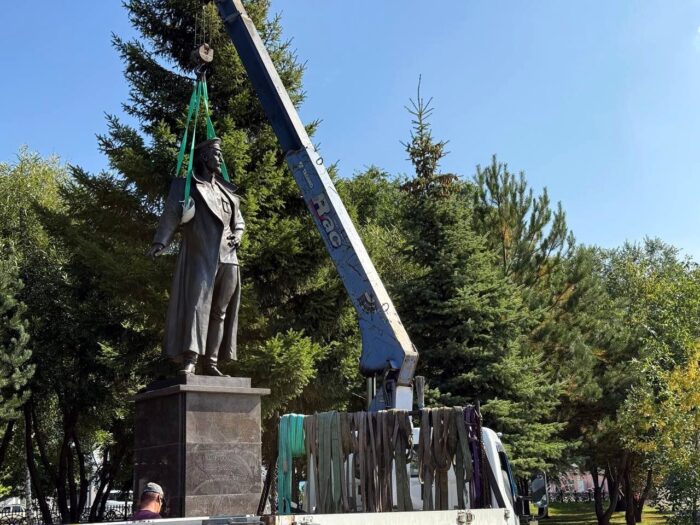 Прямо сейчас в Омске устанавливают памятник Дзержинскому