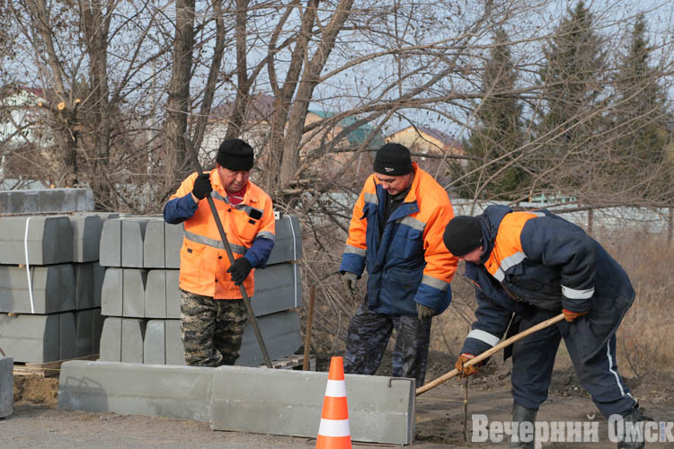 В Омске завершают благоустройство остановок
