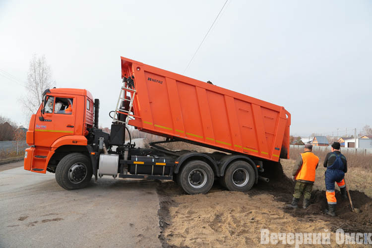 В Омске завершают благоустройство остановок