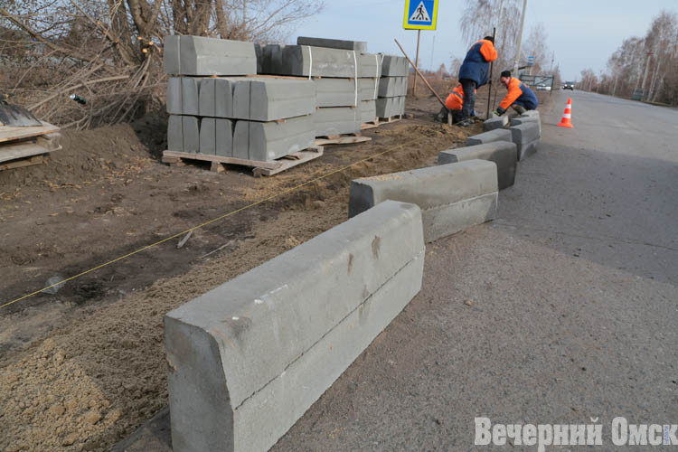 В Омске завершают благоустройство остановок
