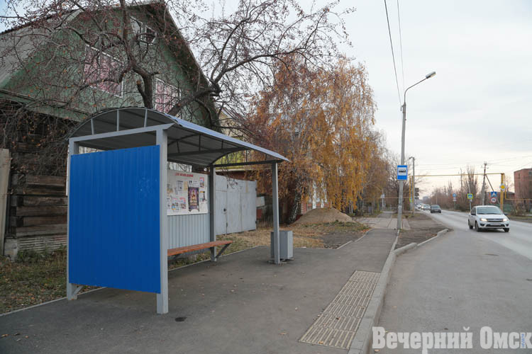 В Омске завершают благоустройство остановок