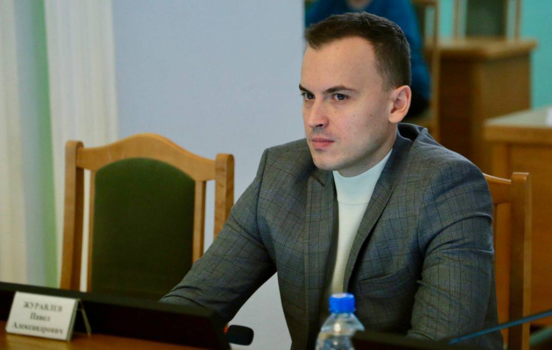 Участник кадрового проекта «ПРОдвижение героев» знакомится с работой Омского горсовета и мэрии Фото: Владимир Казионов