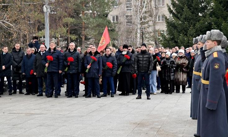 В День Неизвестного Солдата полпред президента Анатолий Серышев почтил память павших героев Фото предоставлено полпредством президента в СФО