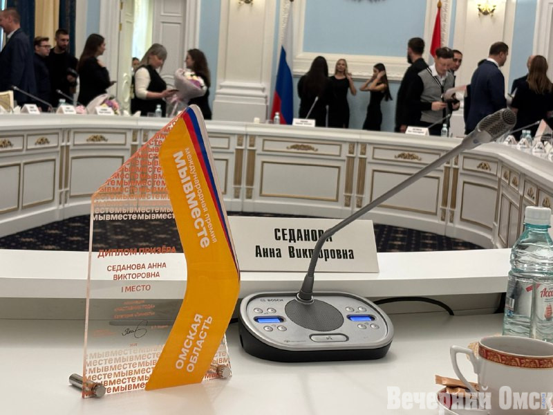 Губернатор Виталий Хоценко наградил волонтеров Омской области