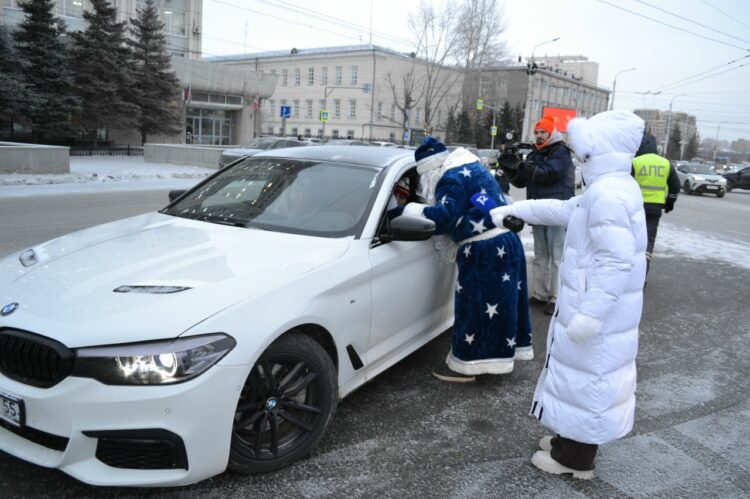 Дед Мороз напомнил омским автовладельцам о долгах Фото: УФССП по Омской области