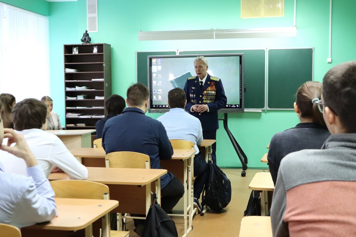 При поддержке «Единой России» ветеран боевых действий провёл в омской школе урок мужества Фото: пресс-служба партии «Единая Россия»