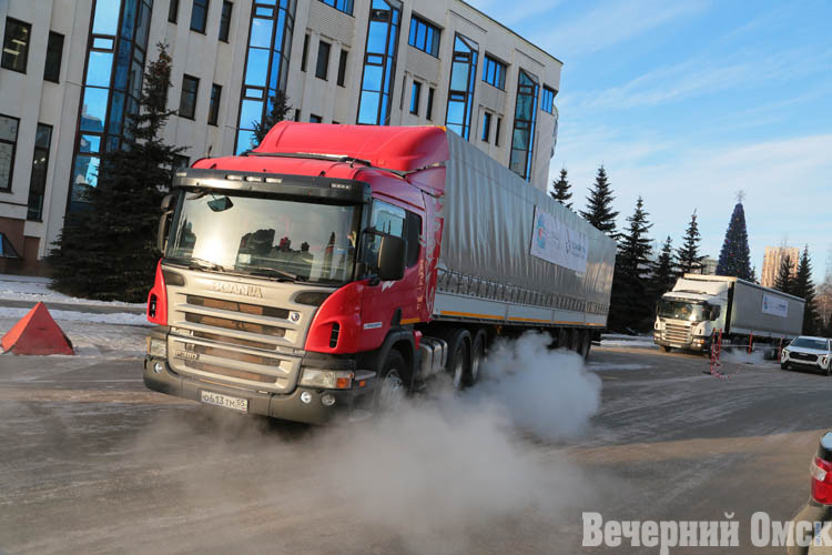 Из Омска в зону СВО отправили три фуры с гуманитарным грузом Фото: Владимир Казионов