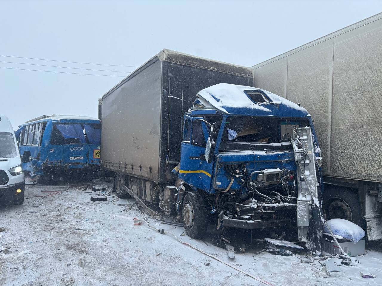 На место аварии на трассе Омск-Тюмень выезжали 7 бригад скорой помощи Фото: УМВД России по Омской области