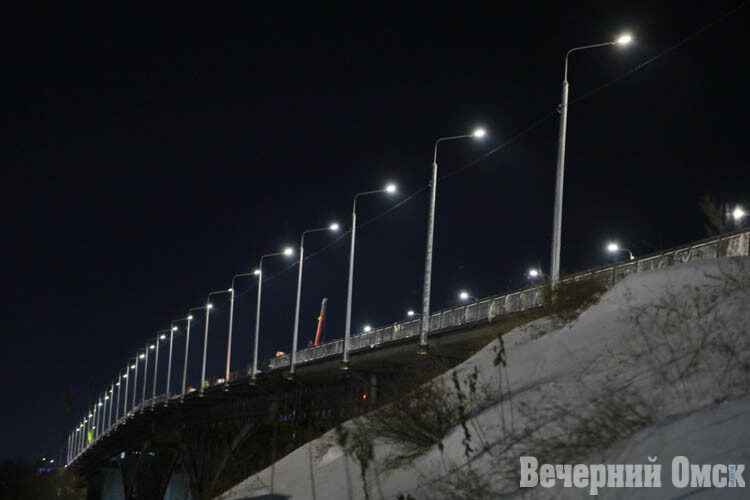На мосту у телецентра ежедневно работают более 100 строителей Фото: Владимир Казионов