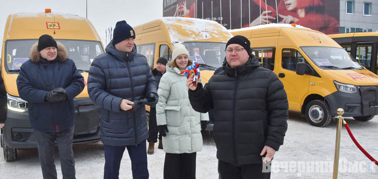 Виталий Хоценко передал школам Омской области 92 новых автобуса