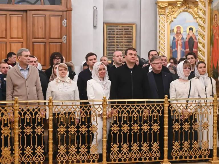 Губернатор Виталий Хоценко с супругой посетили литургию в Храме Рождества Христова Фото: Сергей Мельников