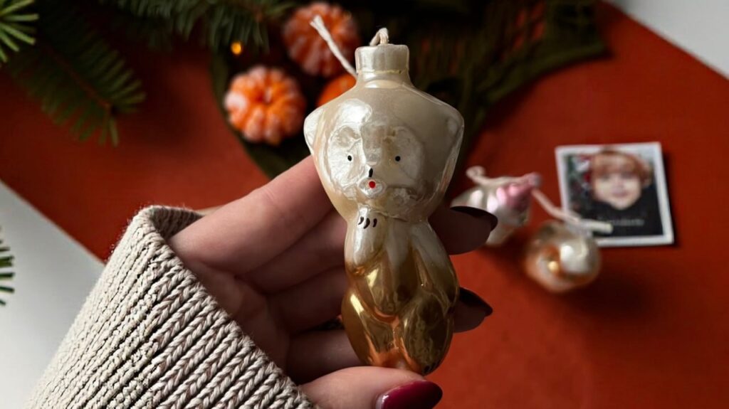 Омичка создаёт свечи, копирующие советские ёлочные игрушки