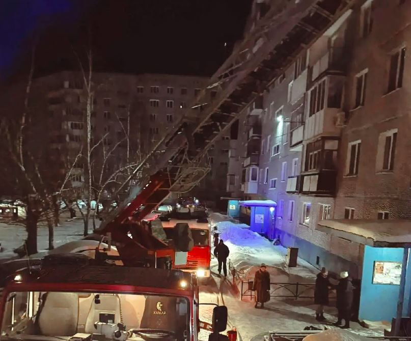 Омские пожарные спасли 16 человек из задымленной девятиэтажки на Менделеева
