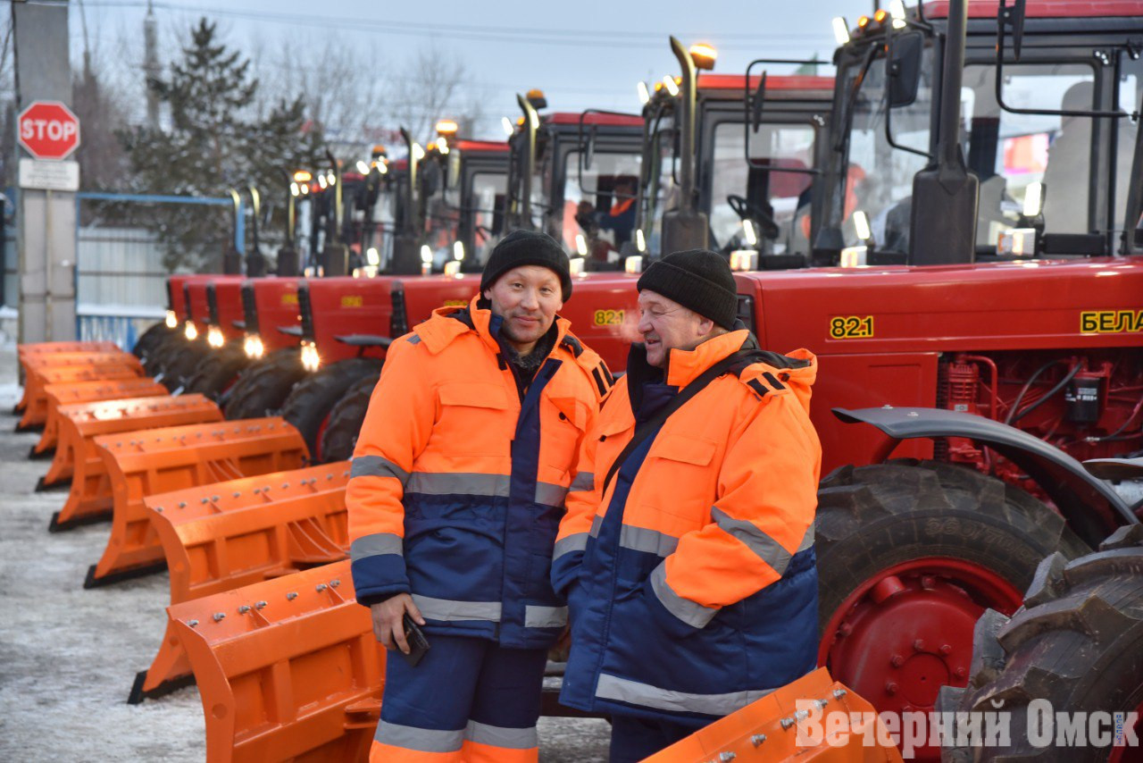 Тракторы, снегоуборщики и дорожное звено. Омск получил 44 единицы новой техники для содержания города