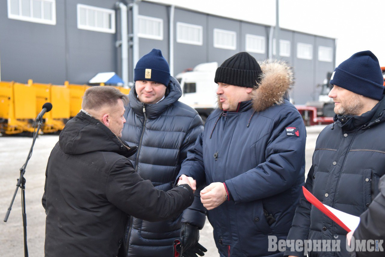 Тракторы, снегоуборщики и дорожное звено. Омск получил 44 единицы новой техники для содержания города