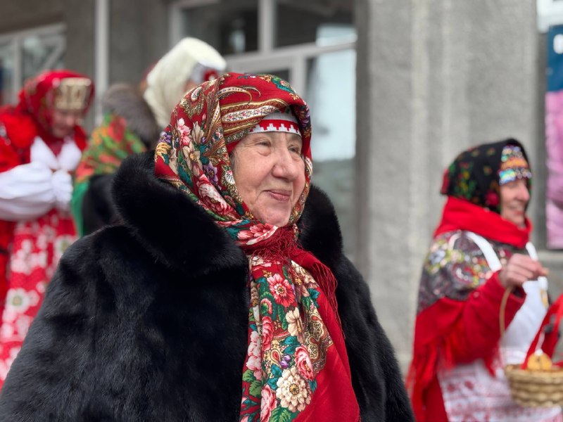 Песни, блины, богатыри: в Омском Доме Дружбы проводили Масленицу