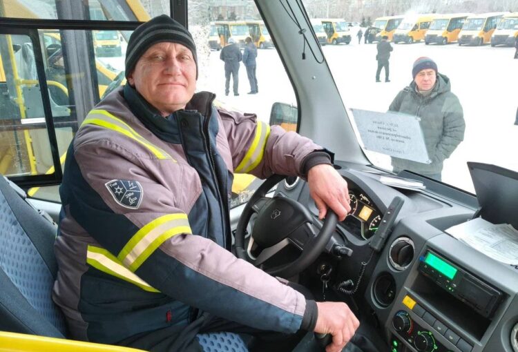 С начала 2026 года в Омской области на линию вышли 92 новых школьных автобуса