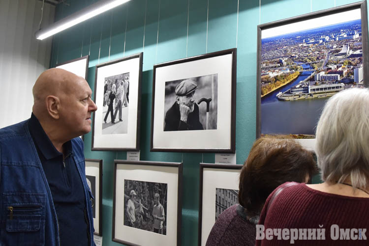 «Фотографии должны брать за душу»: в Омске открылась выставка к 90-летию легендарного фоторепортера Александра Чепурко