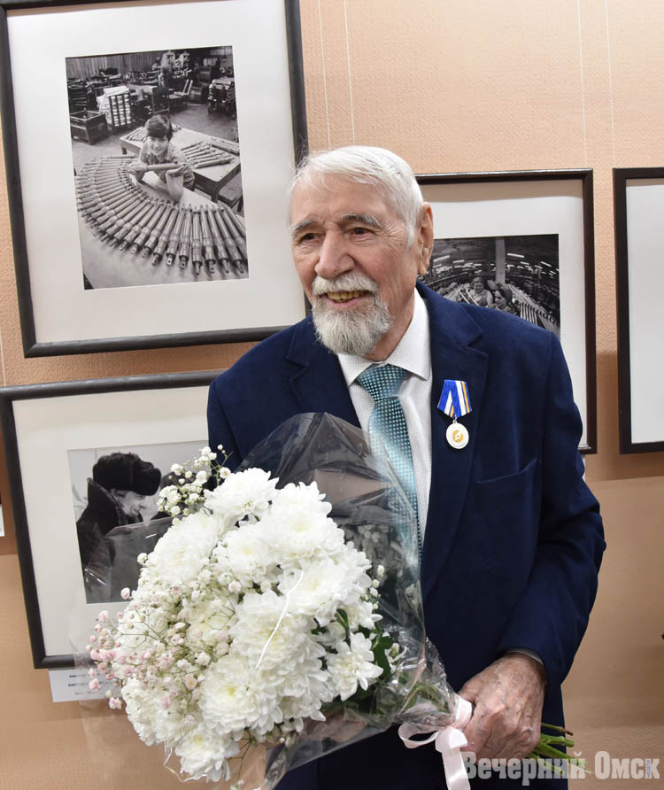 «Фотографии должны брать за душу»: в Омске открылась выставка к 90-летию легендарного фоторепортера Александра Чепурко