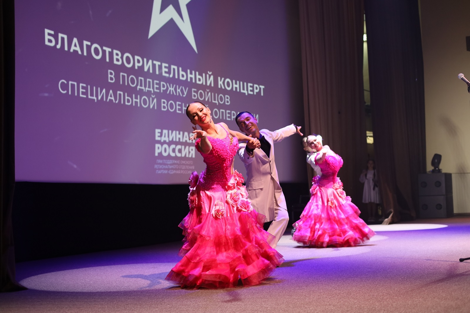 «Единая Россия» и творческие коллективы в преддверии Дня защитника Отчества провели в Омске концерт в поддержку бойцов СВО