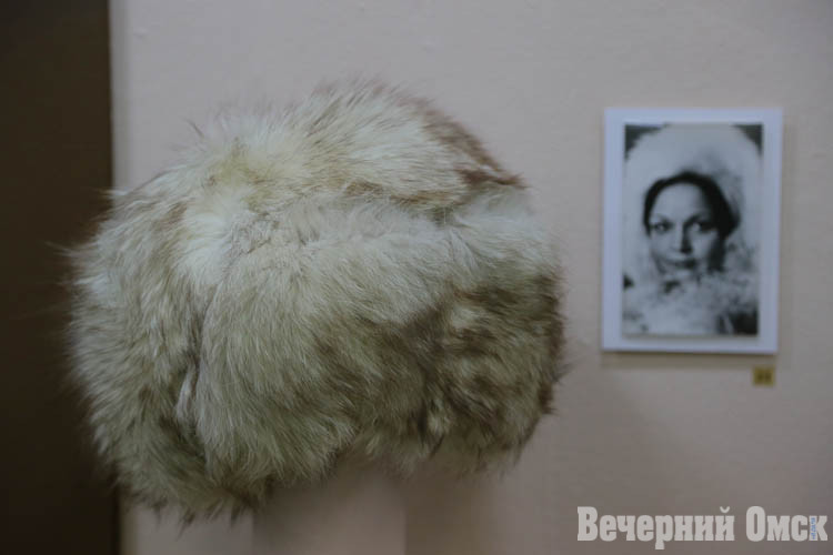 Шляпный союз: на новой выставке в Омске можно увидеть менингитки, таблетки и даже кандибобер