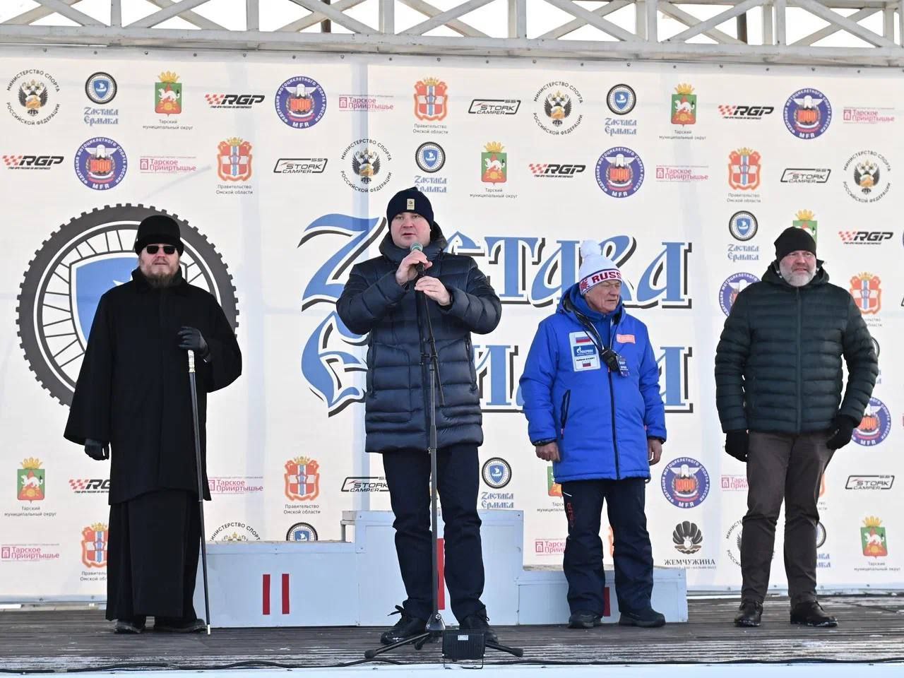Губернатор Виталий Хоценко приветствовал участников чемпионата России по снегоходному кроссу в Таре