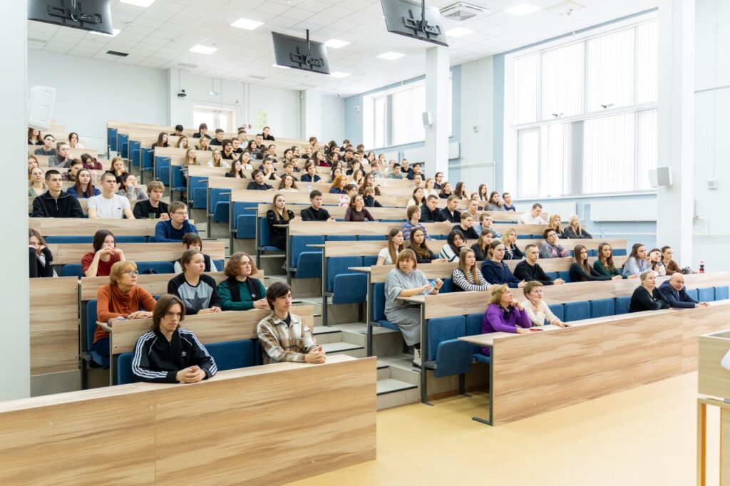 В Омской области сотни жителей стали участниками встреч о единстве и истории России