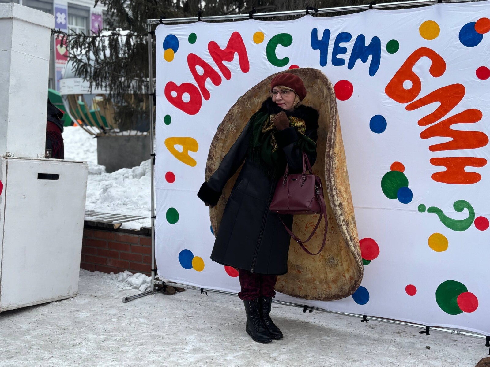 Песни, блины, богатыри: в Омском Доме Дружбы проводили Масленицу