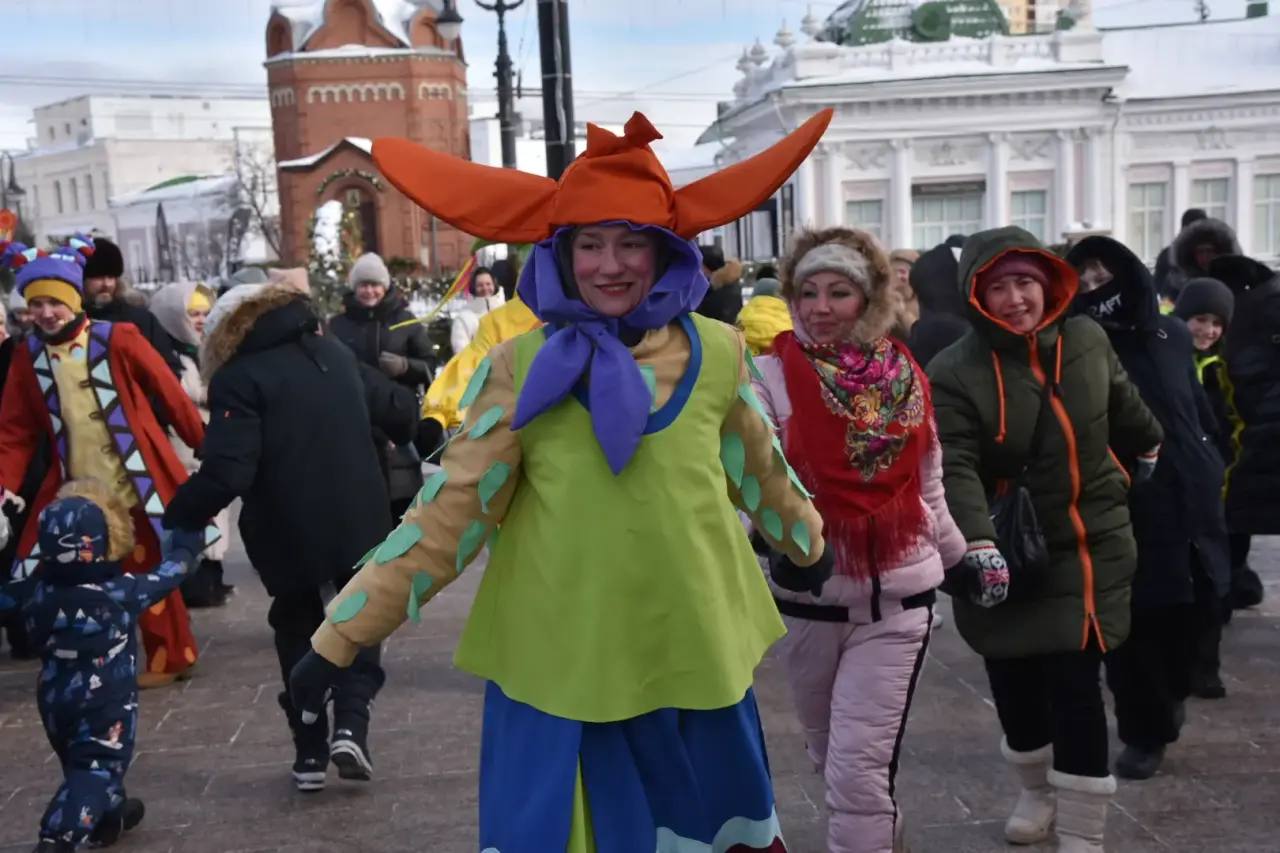 2026 блинов, 2 тысячи литров чая и путешествие во времени: в Омске с размахом прошла Масленица