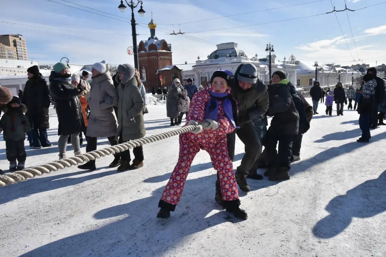 2026 блинов, 2 тысячи литров чая и путешествие во времени: в Омске с размахом прошла Масленица