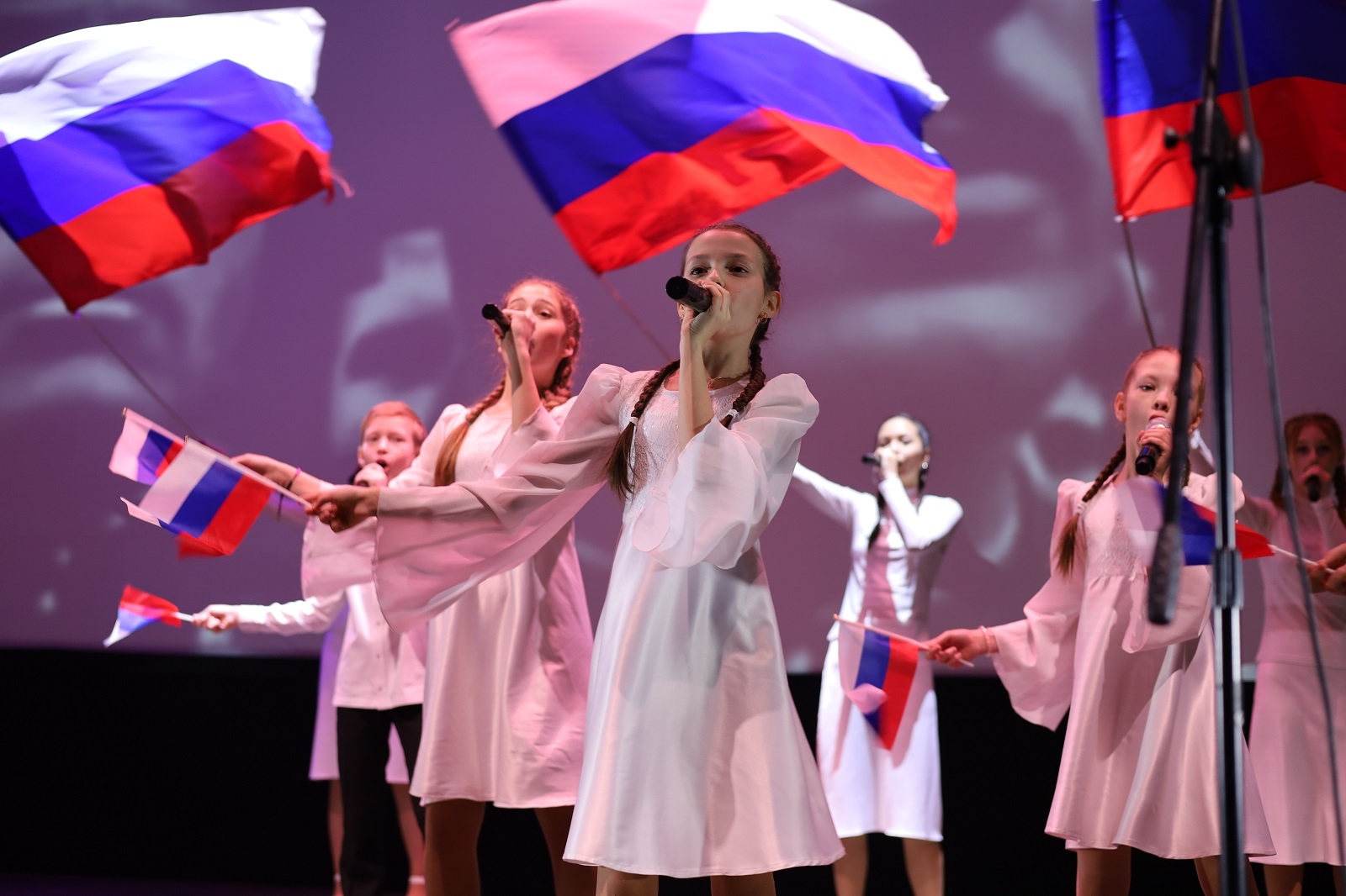 «Единая Россия» и творческие коллективы в преддверии Дня защитника Отчества провели в Омске концерт в поддержку бойцов СВО